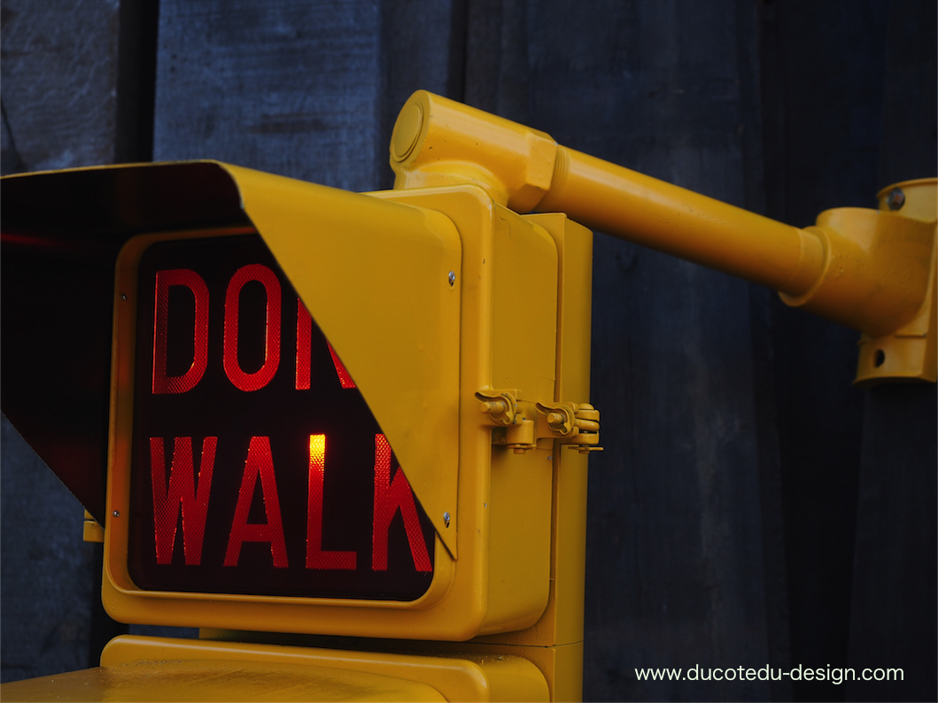 New York feu dont walk americain vintage USA jaune d'origine avec fixations murale – Image 5