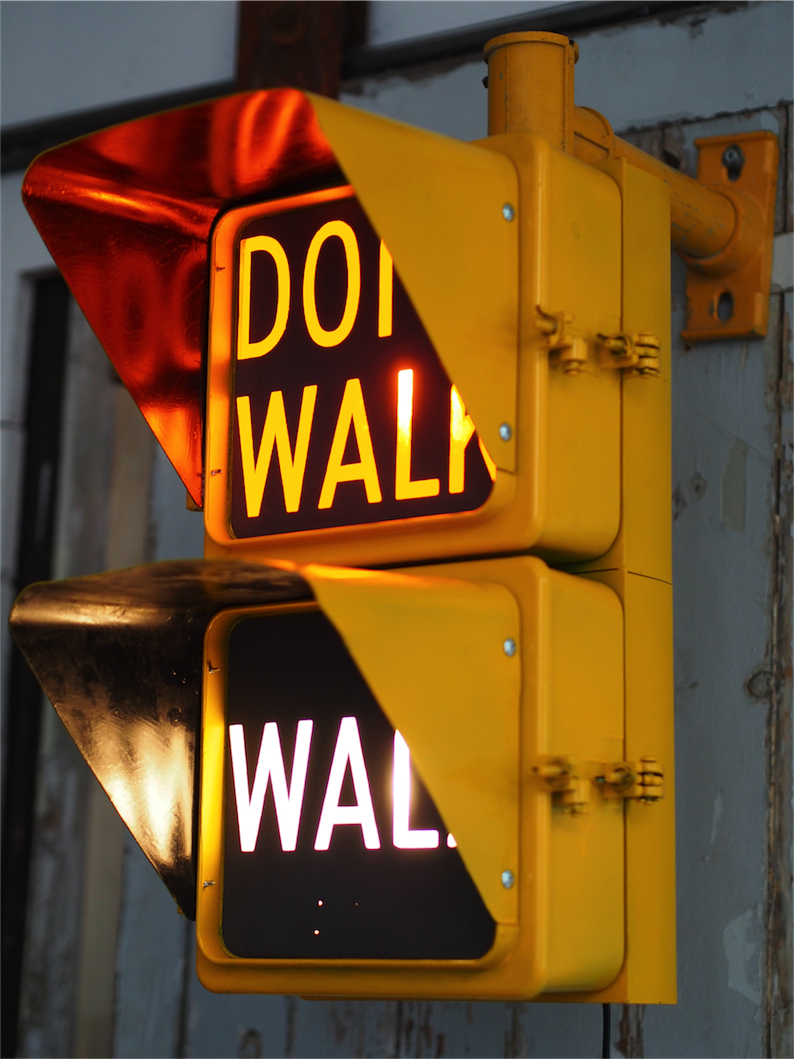New York feu dont walk americain vintage USA jaune d'origine avec fixations murale – Image 4