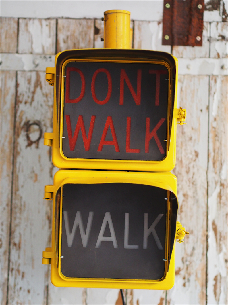 New York feu dont walk americain vintage USA jaune d'origine avec fixations murale – Image 3