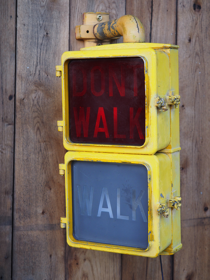 New York feu dont walk americain vintage USA jaune d'origine avec fixations murale – Image 3