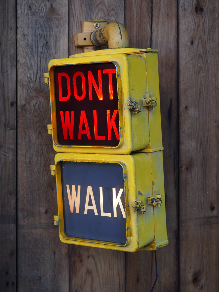 New York feu dont walk americain vintage USA jaune d'origine avec fixations murale – Image 2