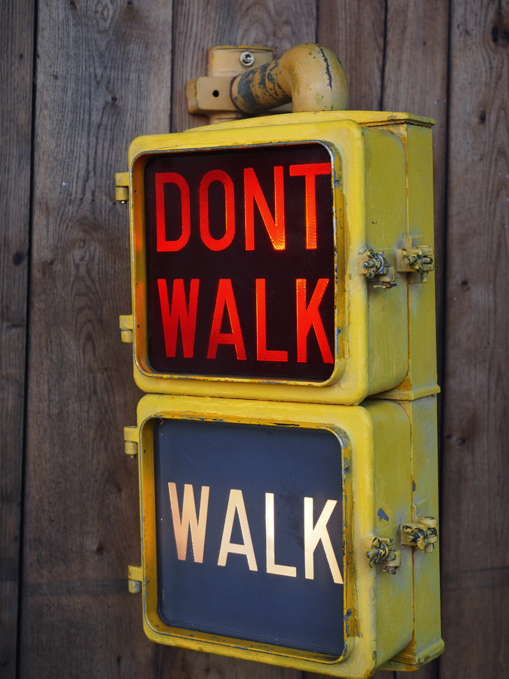 New York feu dont walk americain vintage USA jaune d'origine avec fixations murale – Image 4