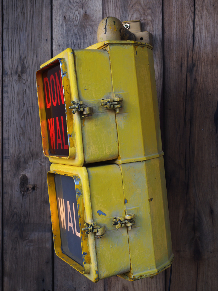 New York feu dont walk americain vintage USA jaune d'origine avec fixations murale – Image 5