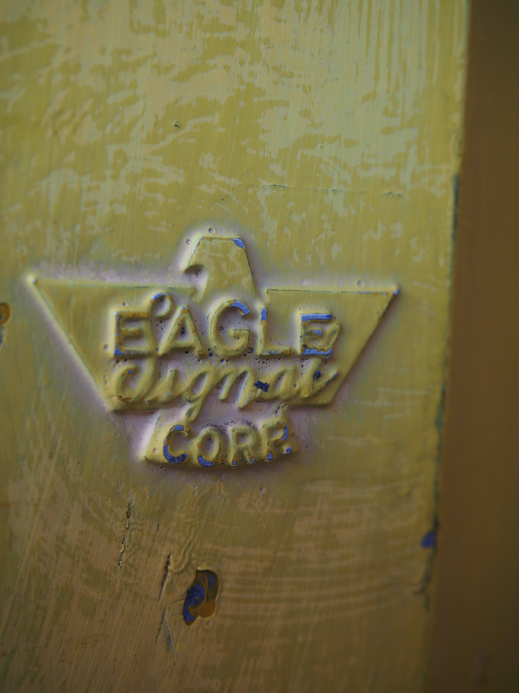 New York feu dont walk americain vintage USA jaune d'origine avec fixations murale – Image 9