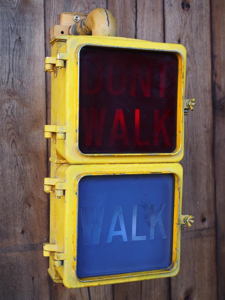 New York feu dont walk americain vintage USA jaune d'origine avec fixations murale – Image 15