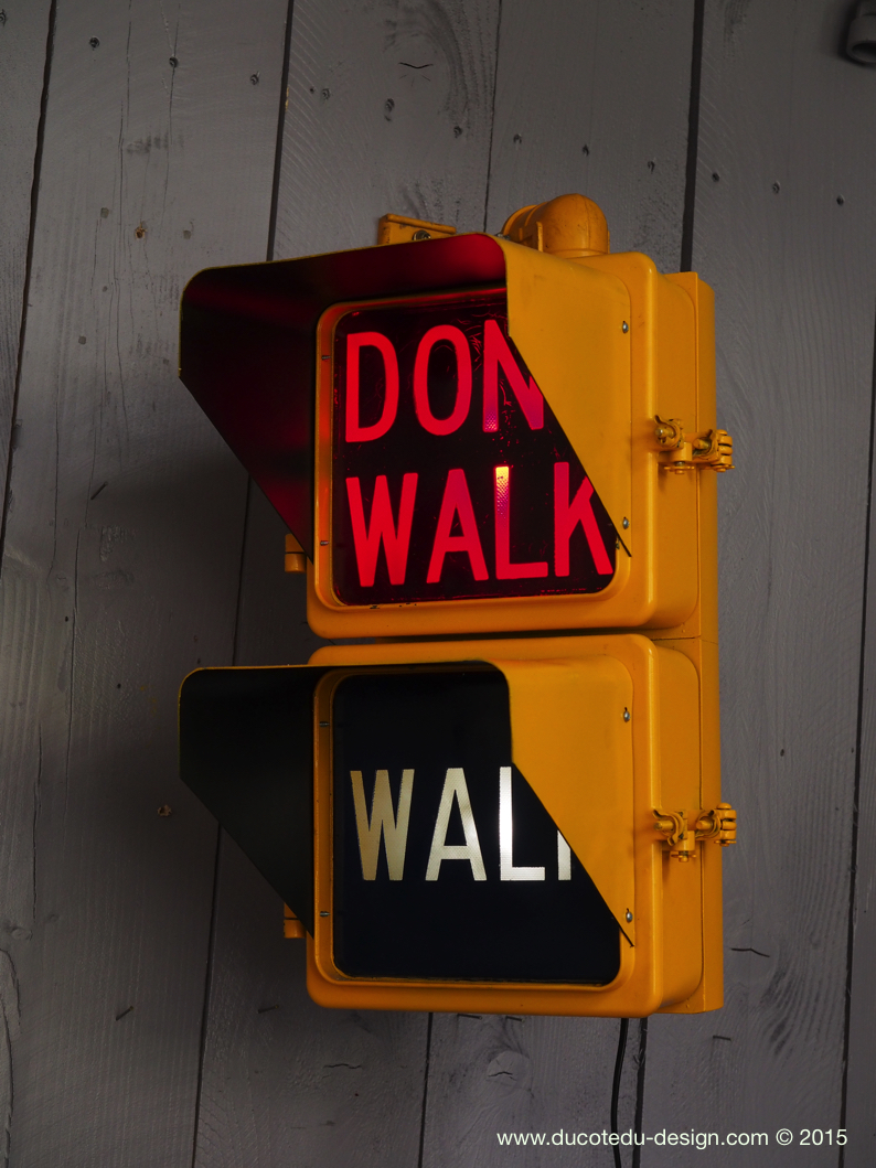 New York feu dont walk americain vintage USA jaune d'origine avec fixations murale – Image 2