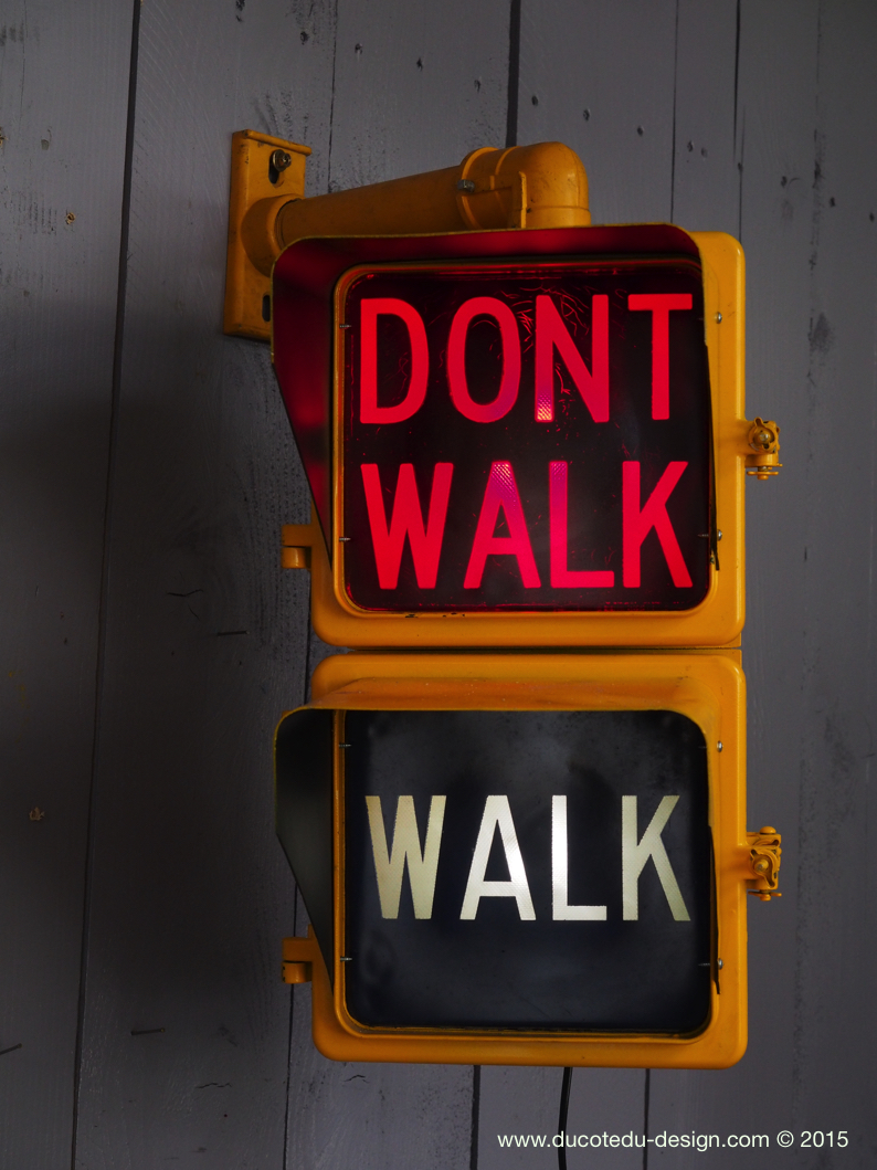 New York feu dont walk americain vintage USA jaune d'origine avec fixations murale – Image 3