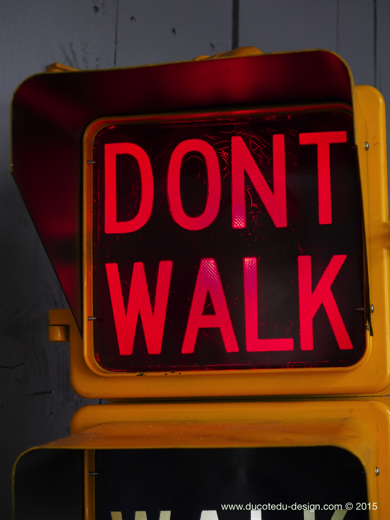 New York feu dont walk americain vintage USA jaune d'origine avec fixations murale – Image 4