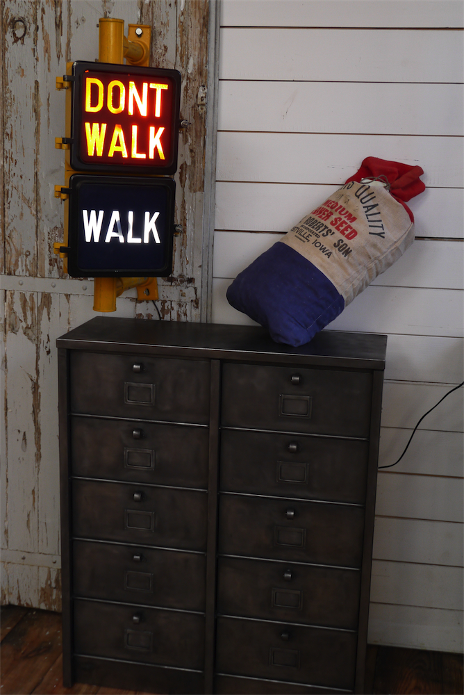 New York feu dont walk americain vintage USA jaune d'origine avec fixations murale – Image 2