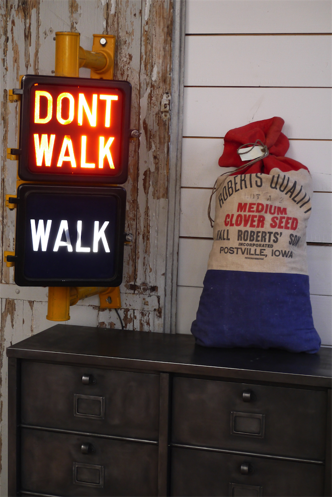 New York feu dont walk americain vintage USA jaune d'origine avec fixations murale – Image 3