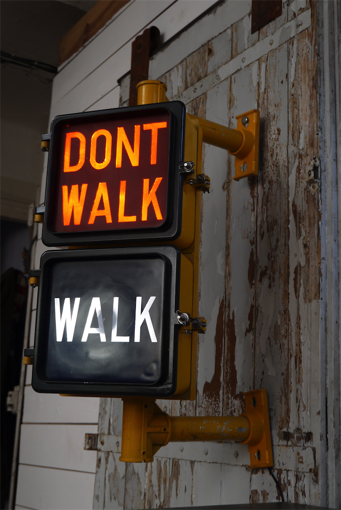 New York feu dont walk americain vintage USA jaune d'origine avec fixations murale – Image 4