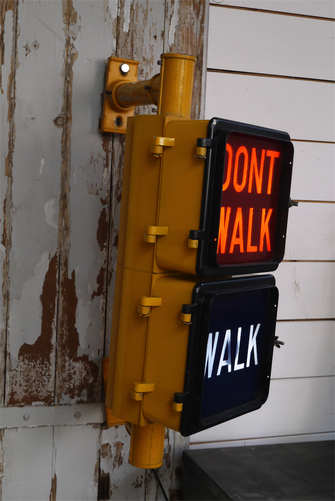 New York feu dont walk americain vintage USA jaune d'origine avec fixations murale – Image 7