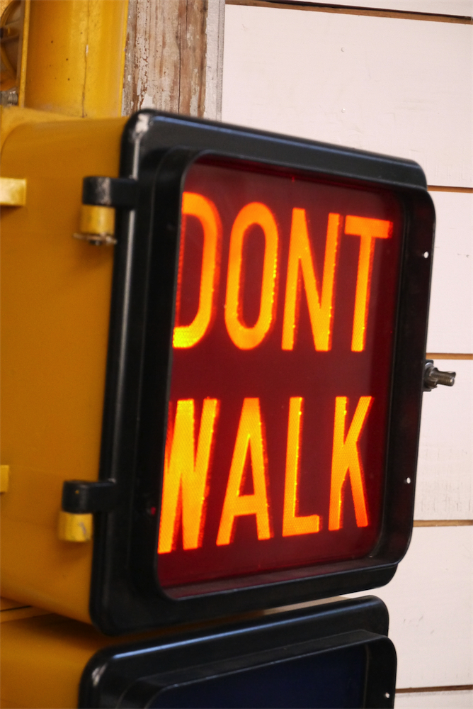 New York feu dont walk americain vintage USA jaune d'origine avec fixations murale – Image 9