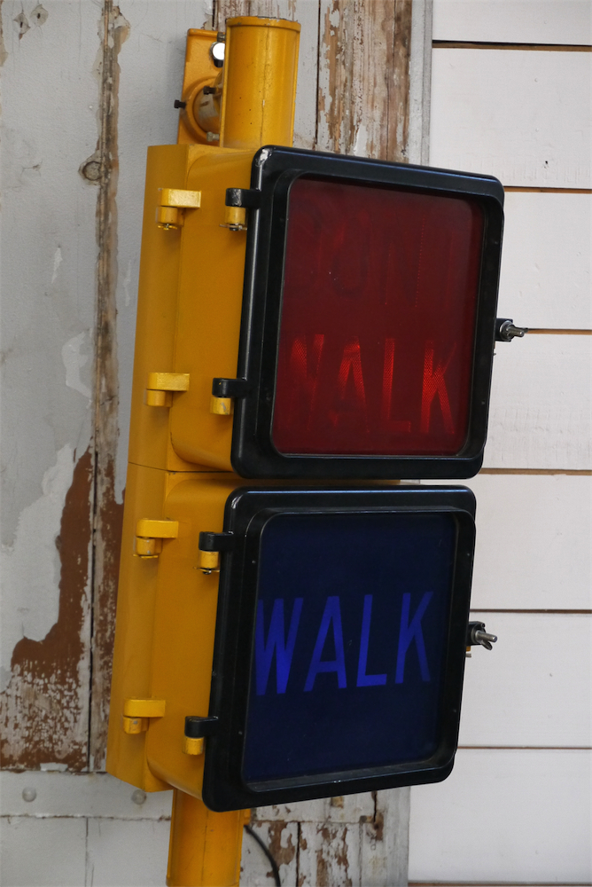 New York feu dont walk americain vintage USA jaune d'origine avec fixations murale – Image 5