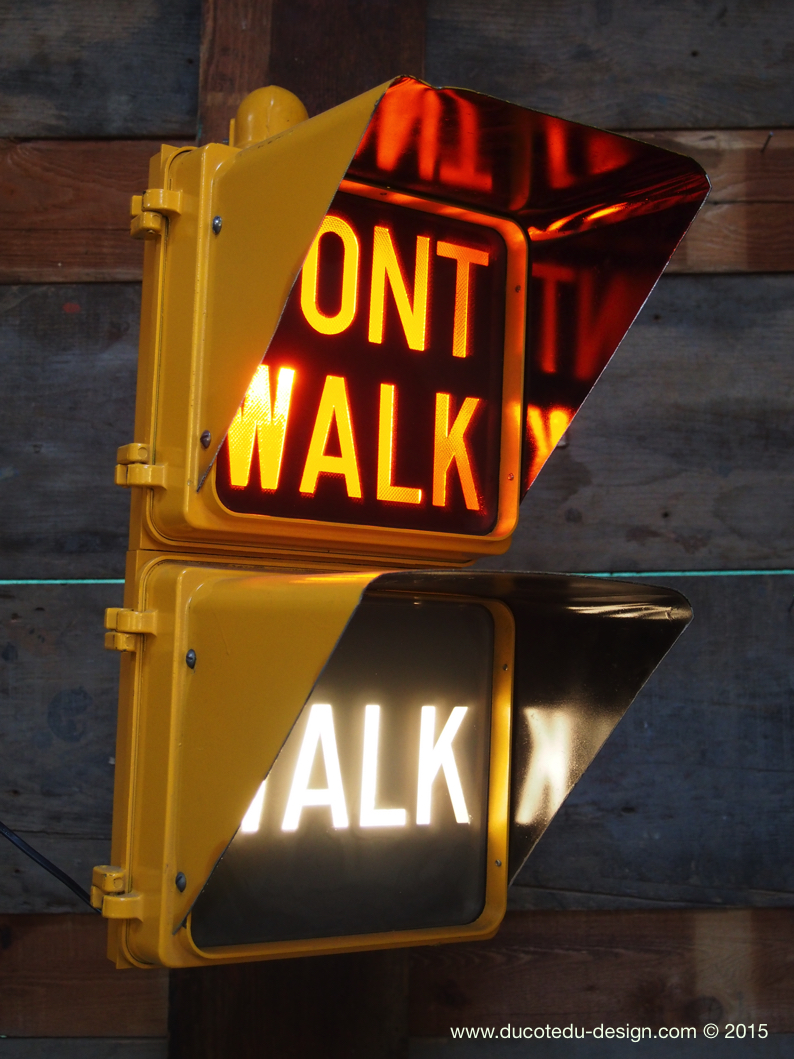 New York feu dont walk americain vintage USA jaune d'origine avec fixations murale – Image 2