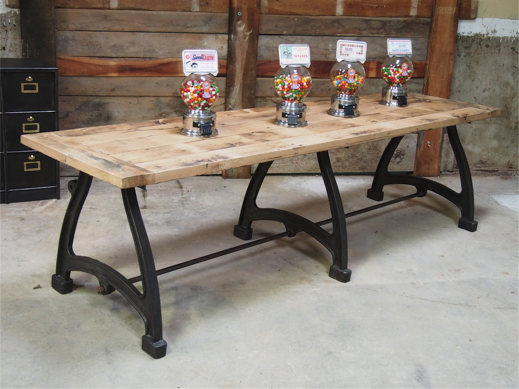 tres grande table industrielle plateau chene massif 3 pieds fonte – Image 4
