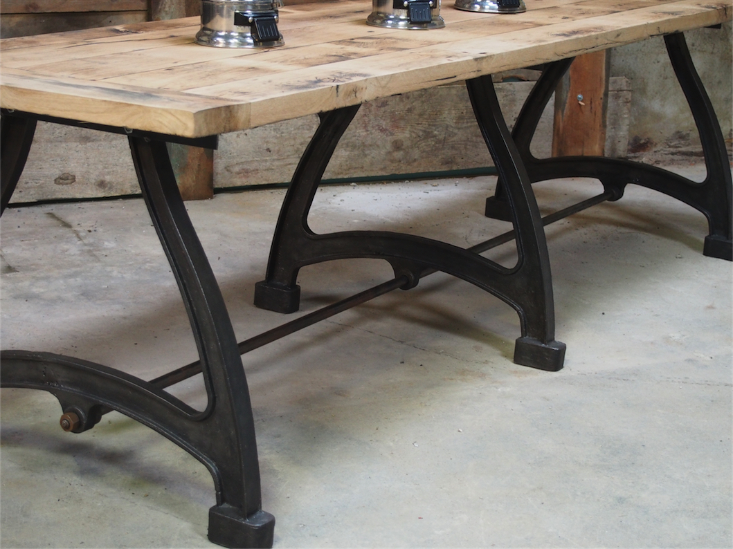 tres grande table industrielle plateau chene massif 3 pieds fonte – Image 5
