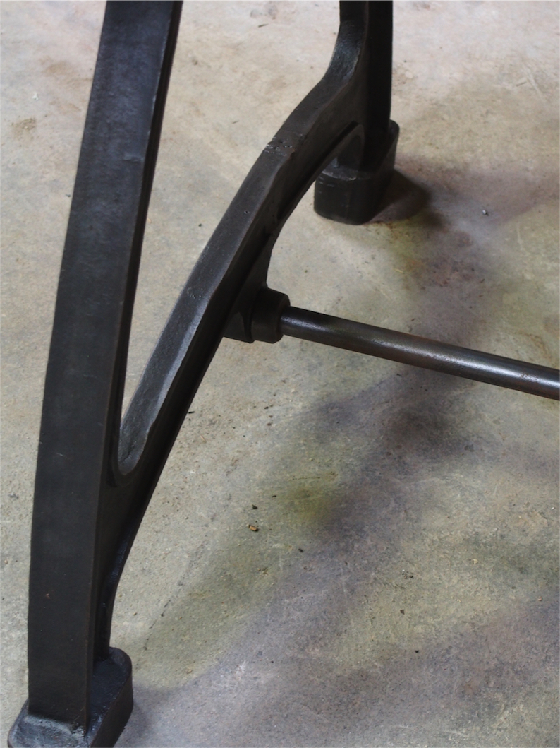 tres grande table industrielle plateau chene massif 3 pieds fonte – Image 8