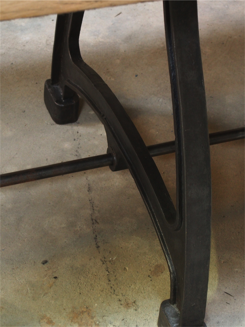 tres grande table industrielle plateau chene massif 3 pieds fonte – Image 9