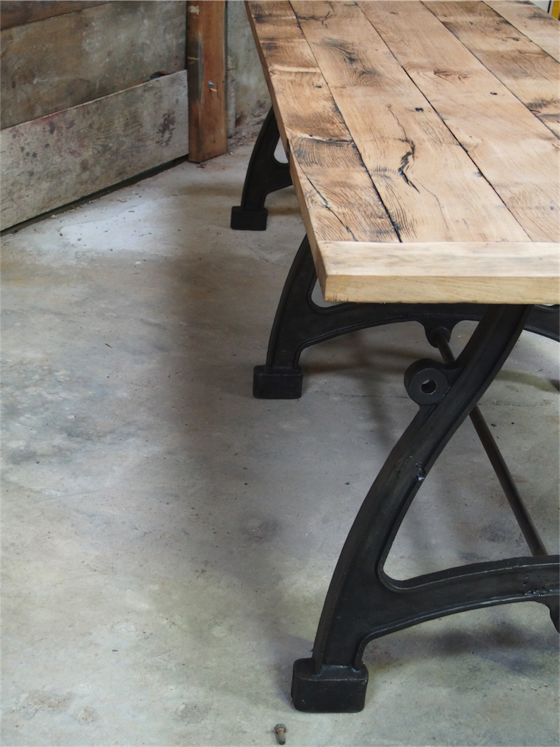 tres grande table industrielle plateau chene massif 3 pieds fonte – Image 16