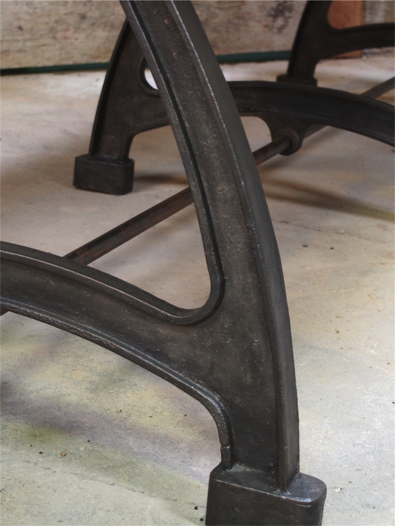 tres grande table industrielle plateau chene massif 3 pieds fonte – Image 18