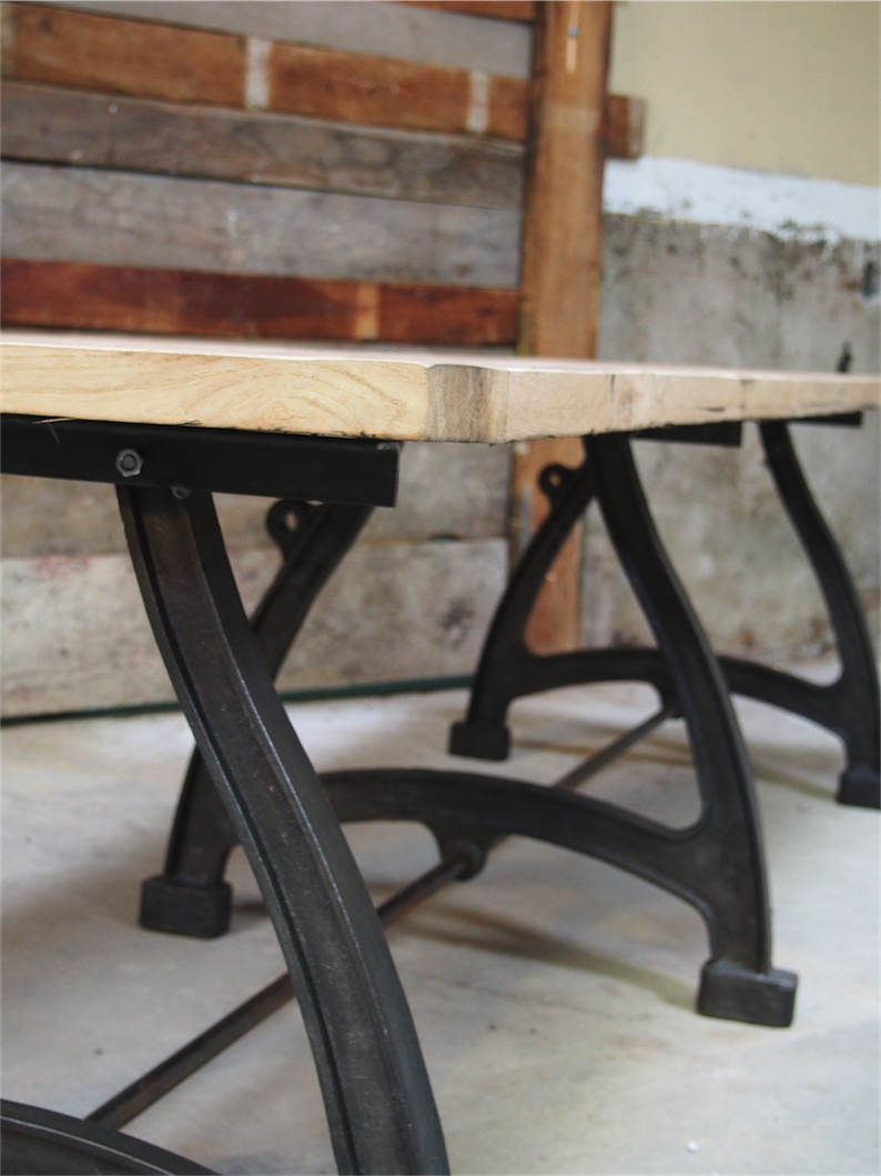 tres grande table industrielle plateau chene massif 3 pieds fonte – Image 19