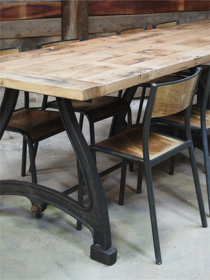 tres grande table industrielle plateau chene massif 3 pieds fonte – Image 24