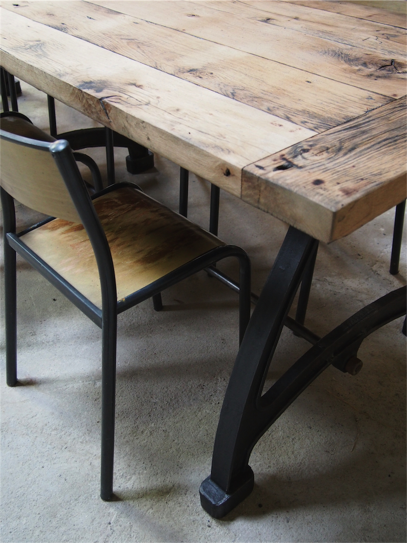 tres grande table industrielle plateau chene massif 3 pieds fonte – Image 25