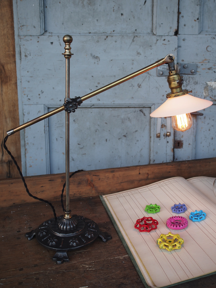 Rare Lampe de bureau O.C. White Industrielle socle fonte la lampe de reference a new york dans les loft – Image 2