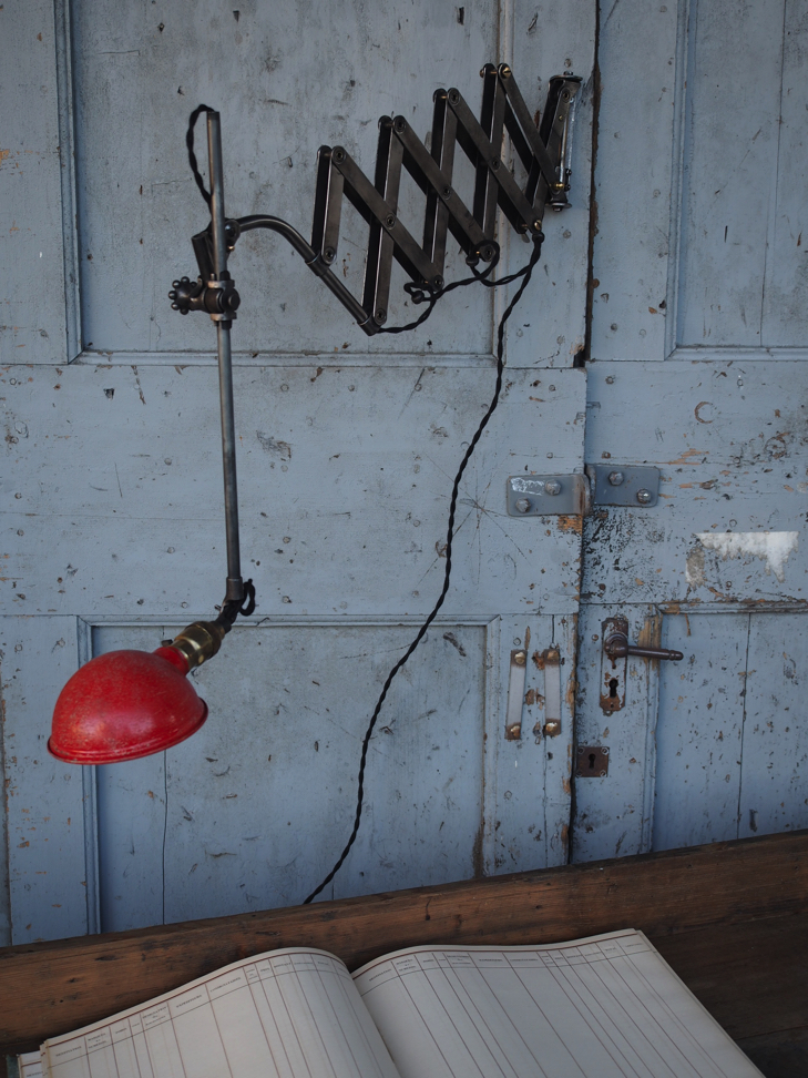 Rare Lampe O.C. White Industrielle applique scissor la lampe de reference a New York dans les lofts – Image 3