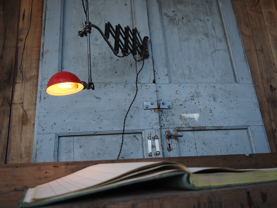 Rare Lampe O.C. White Industrielle applique scissor la lampe de reference a New York dans les lofts – Image 15