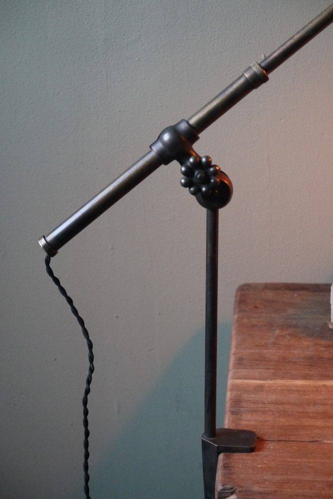 Rare Lampe bureau O.C. White Industrielle sur etau la lampe de reference a new york dans les loft – Image 5