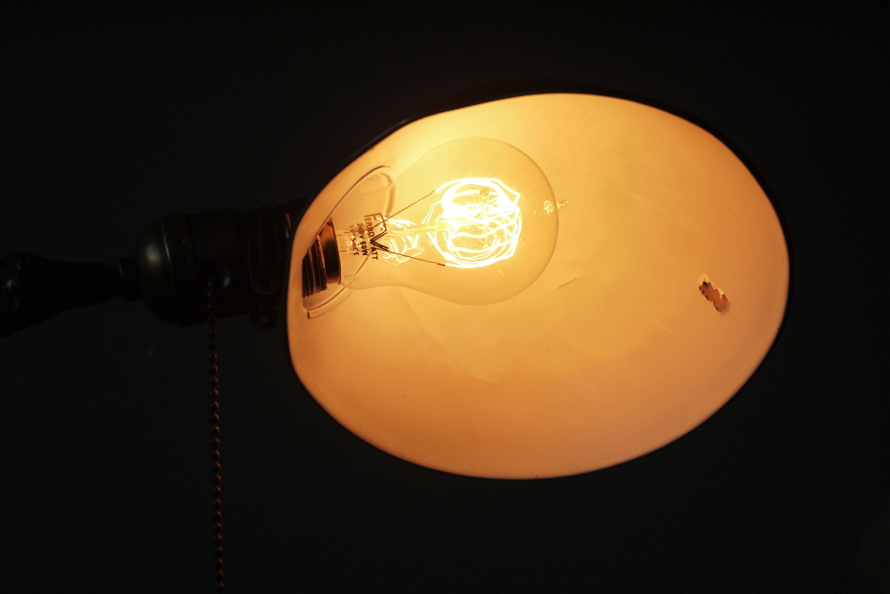 Rare Lampe bureau O.C. White Industrielle sur etau la lampe de reference a new york dans les loft – Image 9