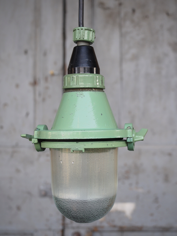 lampe baladeuse industrielle suspension en verre verte (Copie) – Image 3