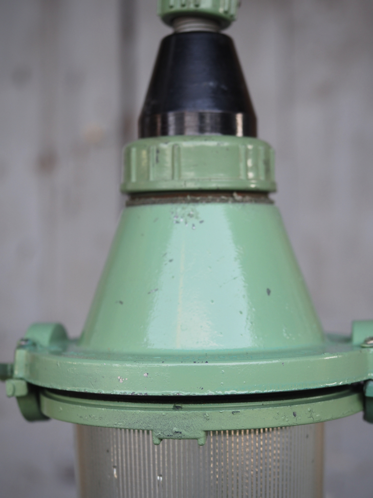 lampe baladeuse industrielle suspension en verre verte (Copie) – Image 6