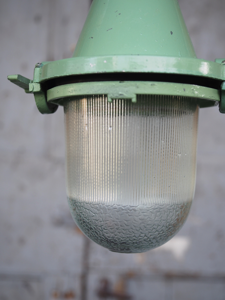 lampe baladeuse industrielle suspension en verre verte (Copie) – Image 7