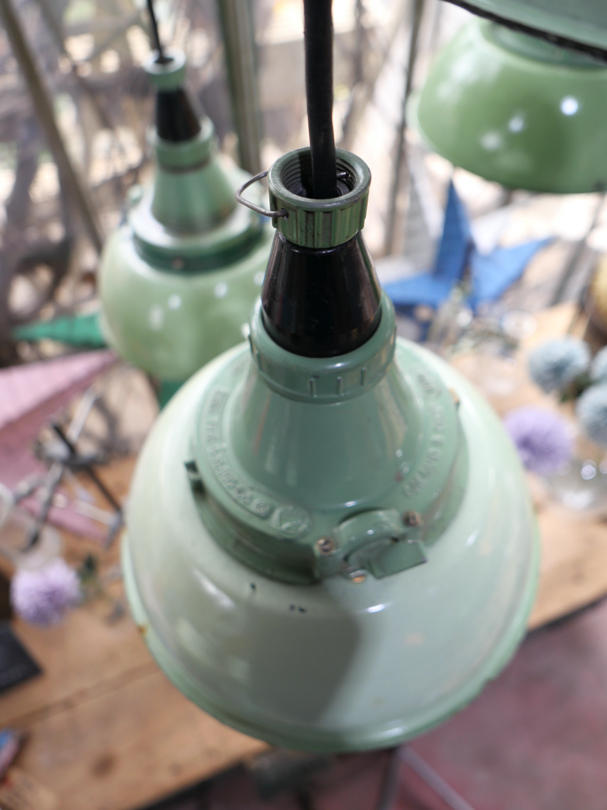 abat jour emaillee vert menthe lampe industrielle globe verre – Image 10