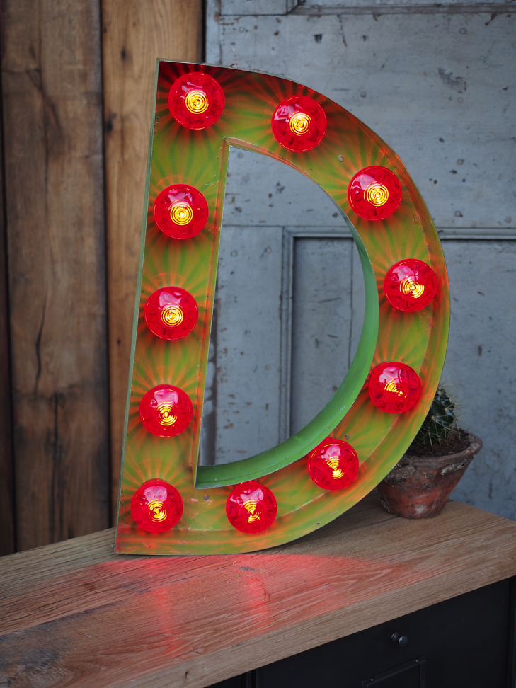 tres grande lettre E d'ancienne enseigne lumineuse façon fete foraine – Image 2