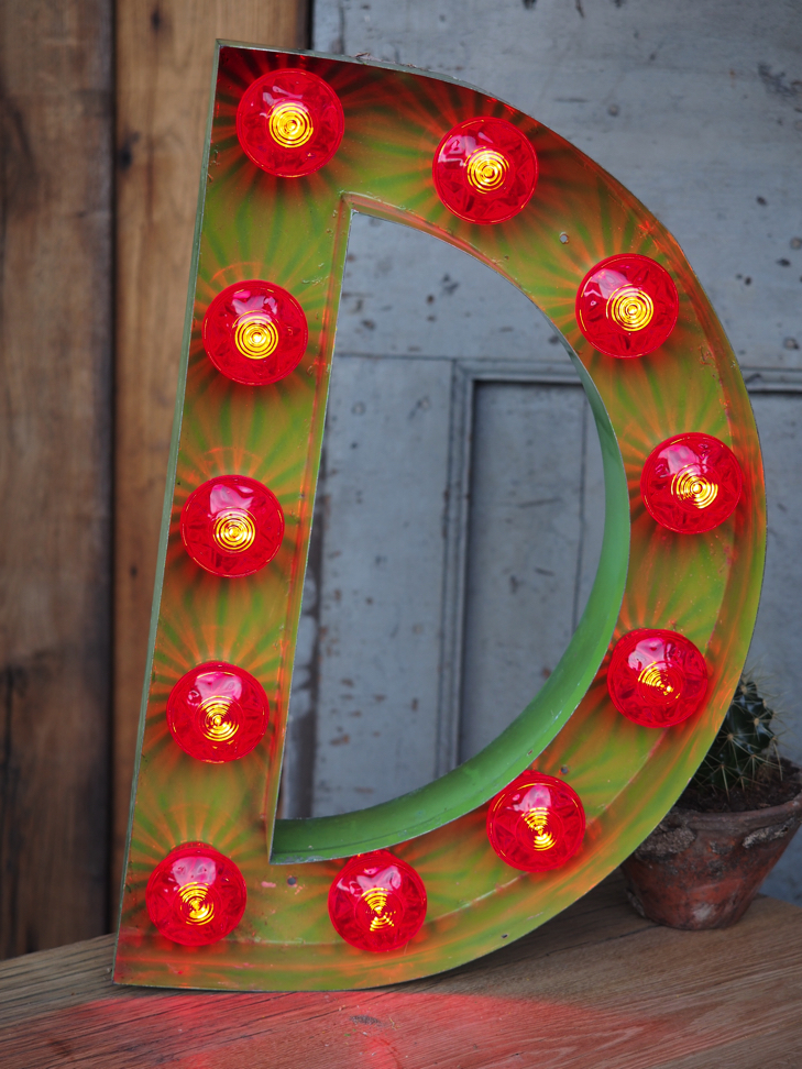 tres grande lettre E d'ancienne enseigne lumineuse façon fete foraine – Image 3
