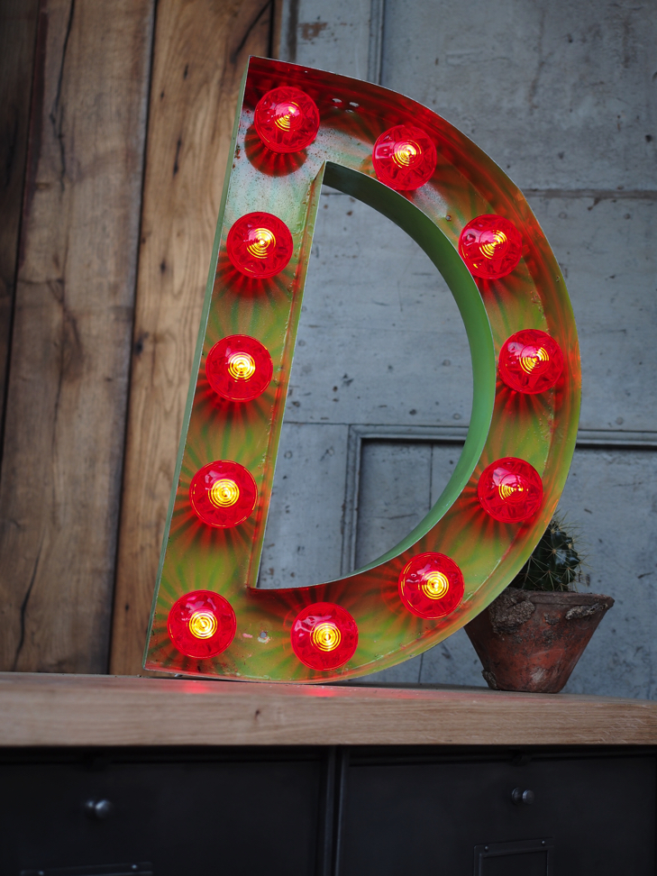 tres grande lettre E d'ancienne enseigne lumineuse façon fete foraine – Image 4