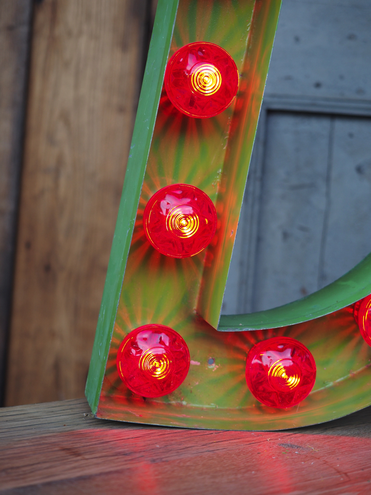 tres grande lettre E d'ancienne enseigne lumineuse façon fete foraine – Image 5