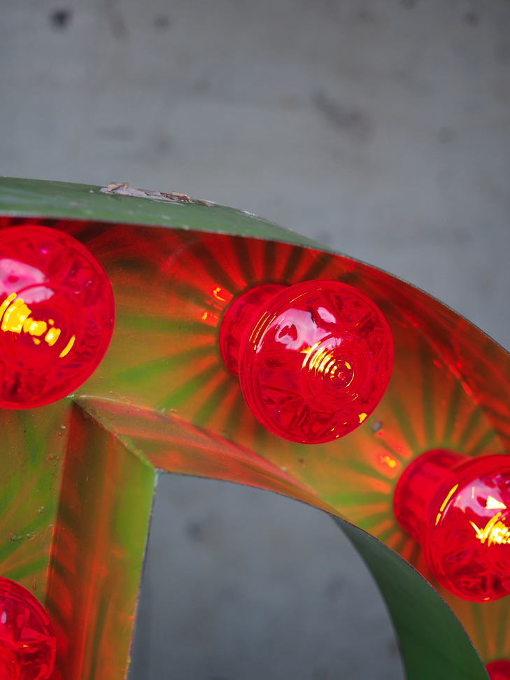 tres grande lettre E d'ancienne enseigne lumineuse façon fete foraine – Image 6