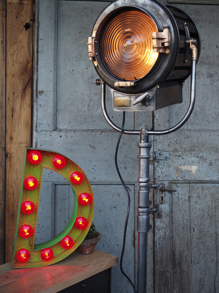 tres grande lettre E d'ancienne enseigne lumineuse façon fete foraine – Image 7