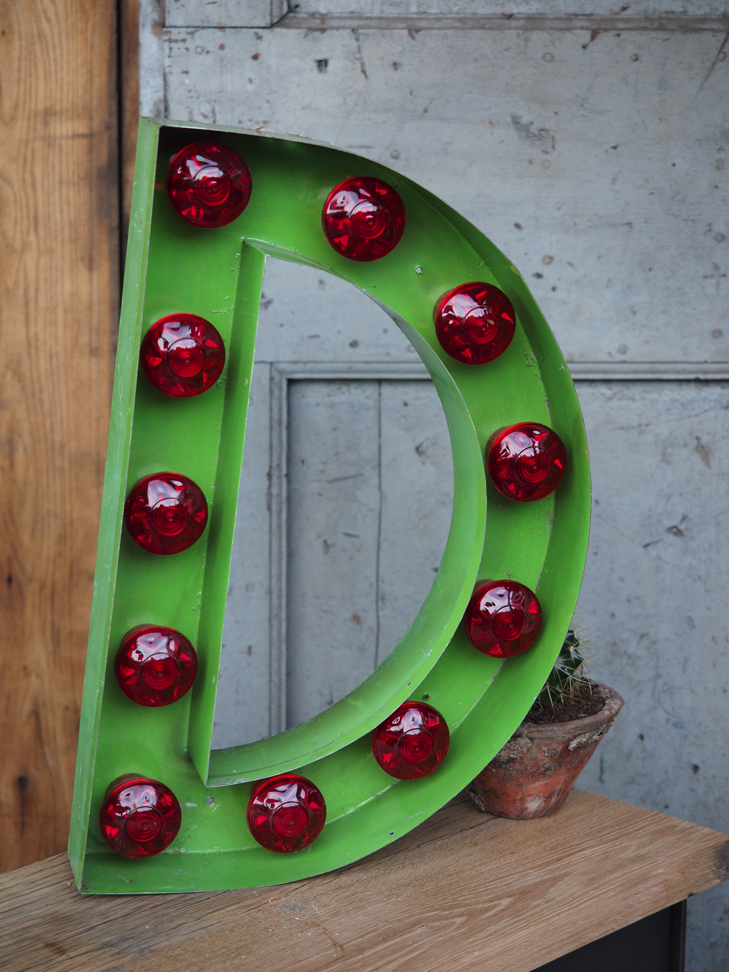 tres grande lettre E d'ancienne enseigne lumineuse façon fete foraine – Image 8