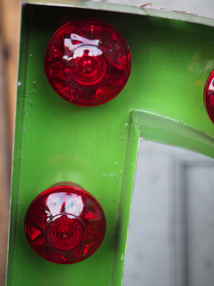 tres grande lettre E d'ancienne enseigne lumineuse façon fete foraine – Image 9