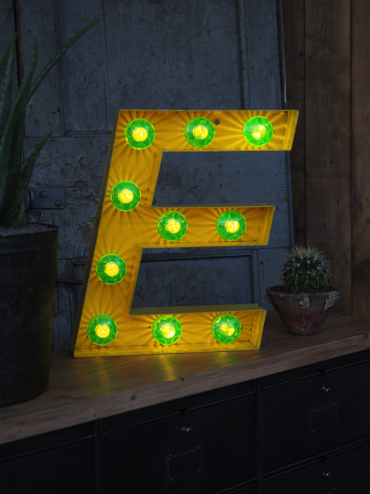 tres grande lettre E d'ancienne enseigne lumineuse façon fete foraine – Image 2