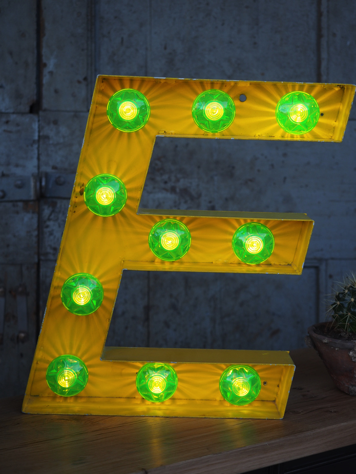 tres grande lettre E d'ancienne enseigne lumineuse façon fete foraine – Image 3