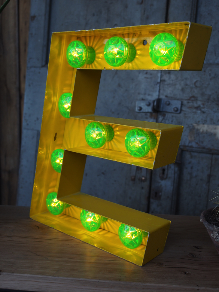 tres grande lettre E d'ancienne enseigne lumineuse façon fete foraine – Image 4