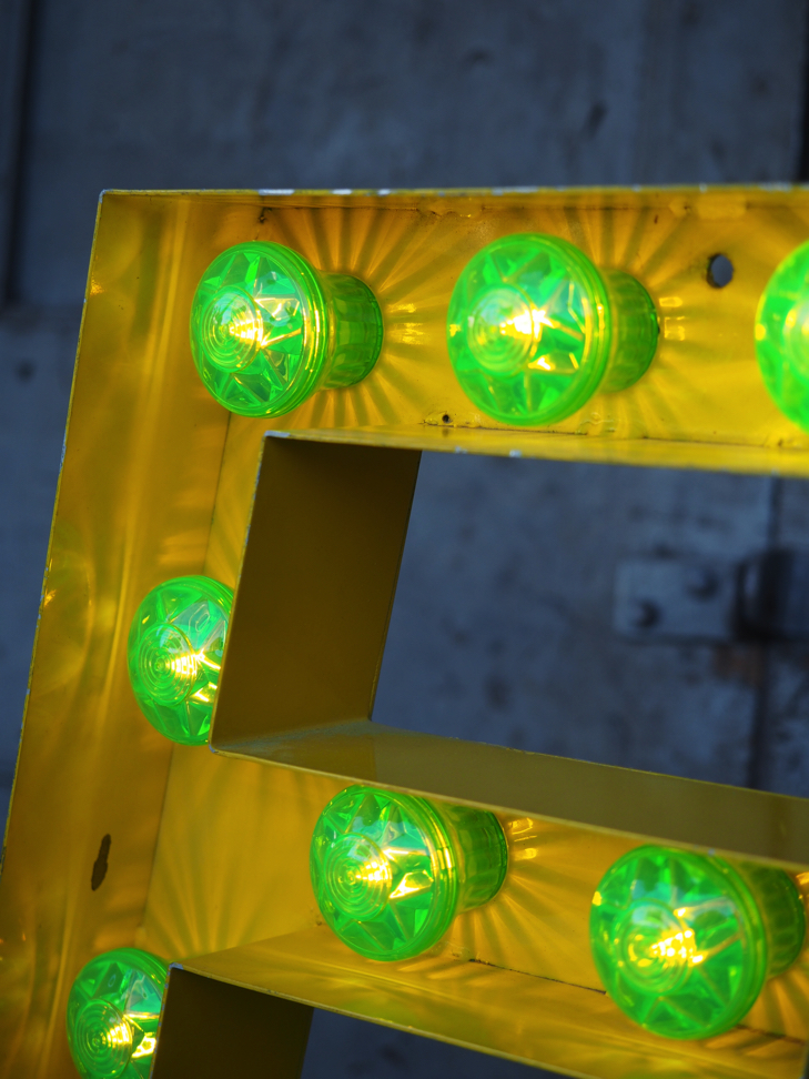 tres grande lettre E d'ancienne enseigne lumineuse façon fete foraine – Image 5