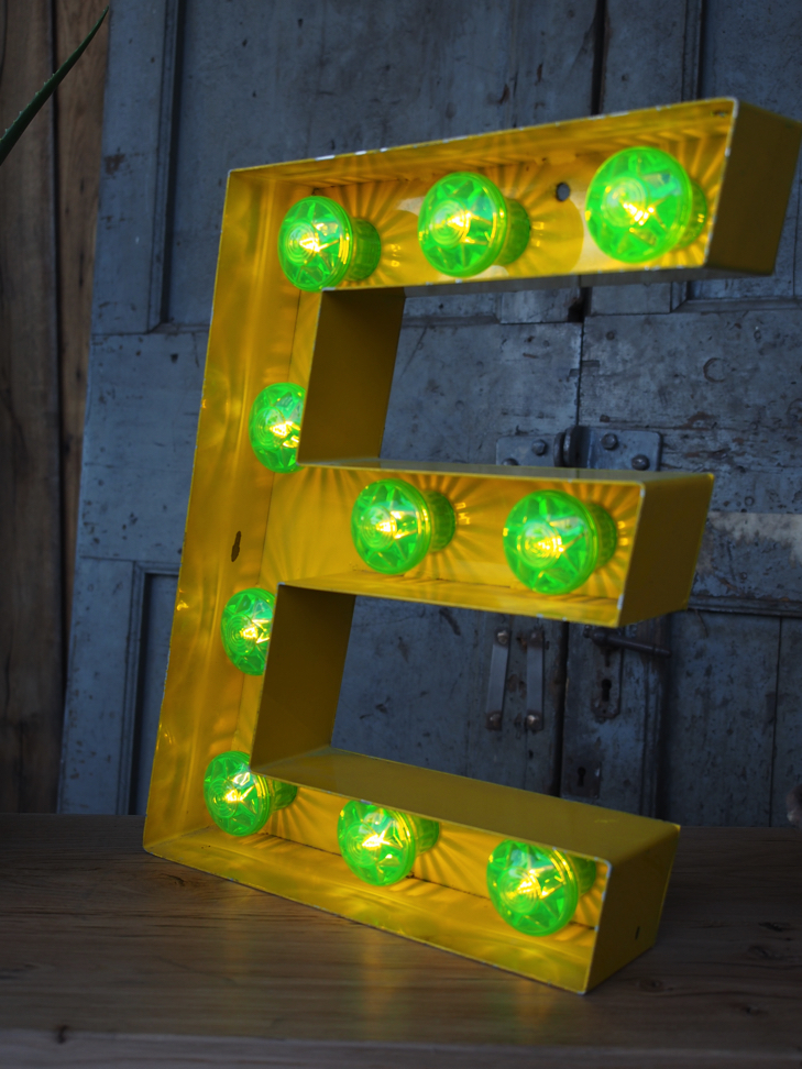 tres grande lettre E d'ancienne enseigne lumineuse façon fete foraine – Image 6